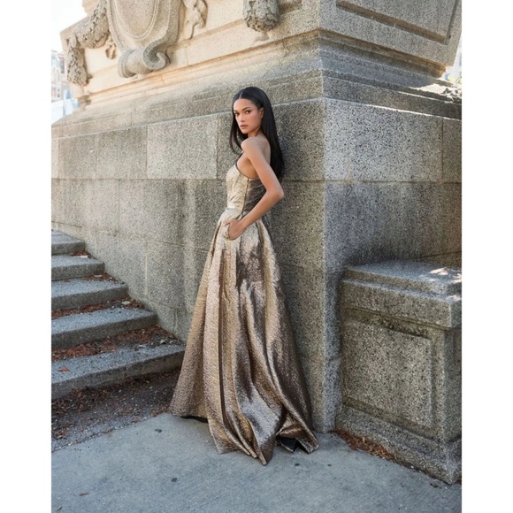 NWT Mac Duggal 68608 Gold One Shoulder Metallic Ballgown Size 6 - Picture 4 of 14